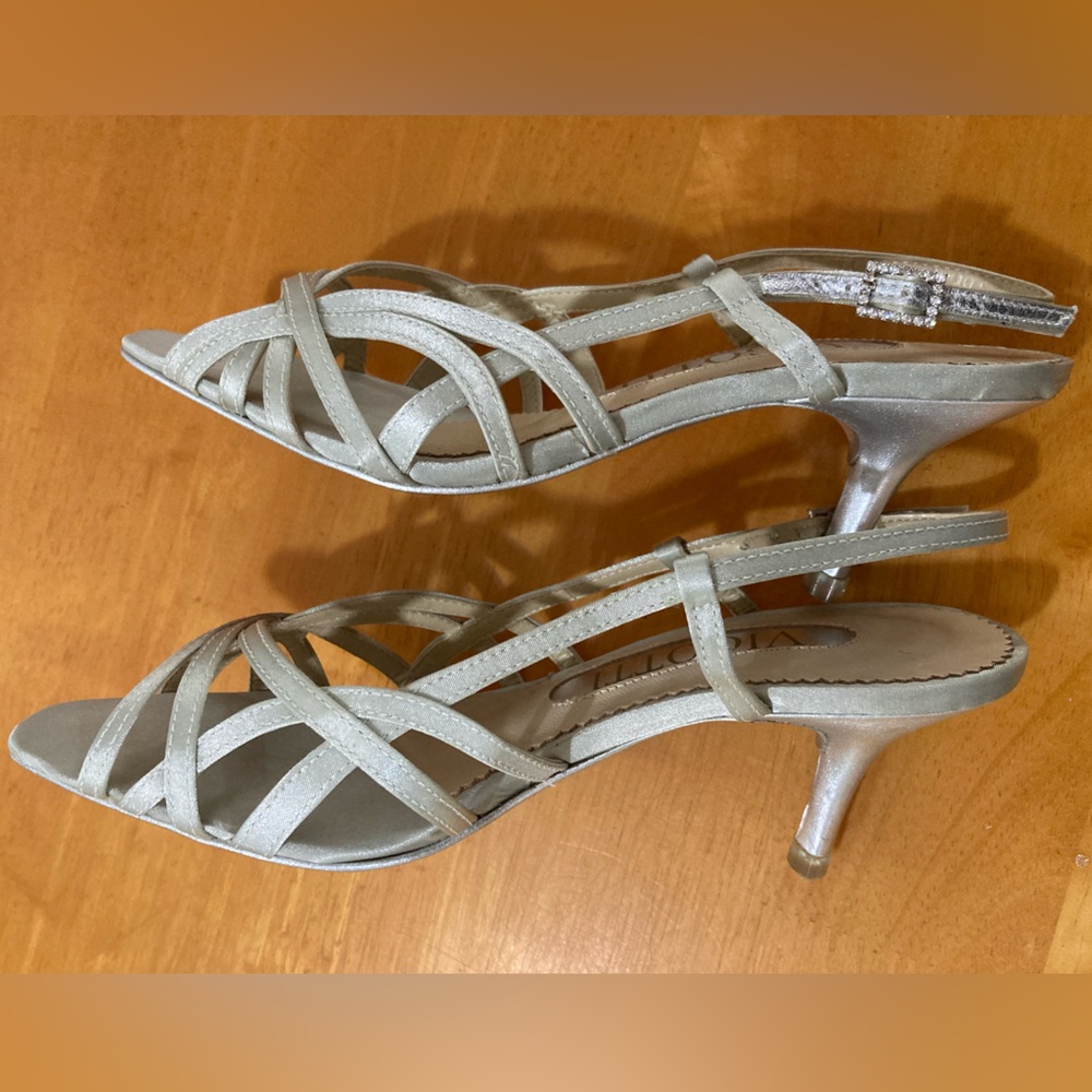 Size 4 Vigotti kitten heal. Gently worn only a few times. They are a silver grey